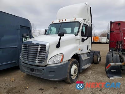 Drugie zdjęcie samochodu z przodu: 2016 FREIGHTLINER CASCADIA 125 VIN:1FUBGEDV8GLHC5773 - miniatura