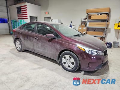 Czwarte zdjęcie samochodu z boku: 2018 KIA FORTE LX VIN:3KPFK4A70JE258387 - miniatura
