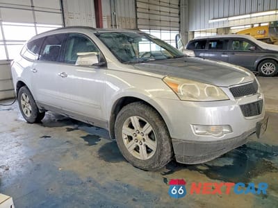 Czwarte zdjęcie samochodu z boku: 2011 CHEVROLET TRAVERSE LT VIN:1GNKRGED4BJ192174 - miniatura