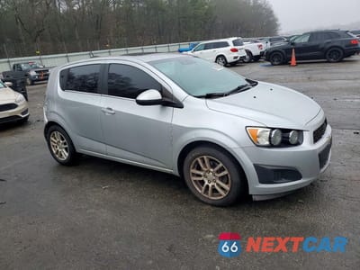 Czwarte zdjęcie samochodu z boku: 2015 CHEVROLET SONIC LT VIN:1G1JC6SB8F4141552 - miniatura