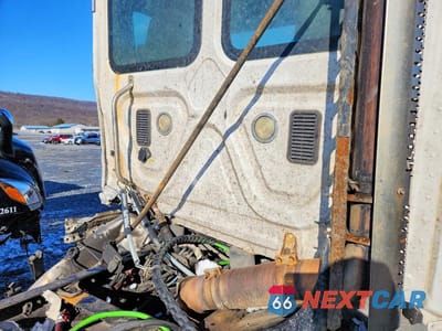 Zdjęcie 6 z 10 samochodu: 2012 FREIGHTLINER CASCADIA SEMI TRUCK VIN:1FUBGBDV7CLBK4514 - miniatura