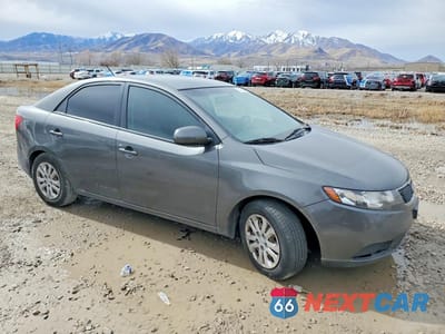 Czwarte zdjęcie samochodu z boku: 2013 KIA FORTE EX VIN:KNAFU4A22D5728432 - miniatura