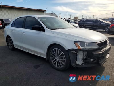 Czwarte zdjęcie samochodu z boku: 2017 VOLKSWAGEN JETTA SPORT VIN:3VWD17AJ4HM301813 - miniatura