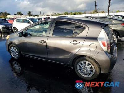 Drugie zdjęcie samochodu z przodu: 2013 TOYOTA PRIUS C VIN:JTDKDTB37D1548891 - miniatura