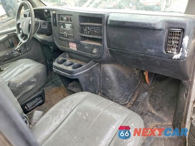 Zdjęcie 8 z 13 samochodu: 2008 GMC SAVANA BOX TRUCK VIN:1GDJG31C281909627 - miniatura