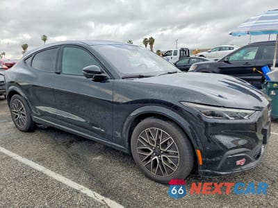 Czwarte zdjęcie samochodu z boku: 2024 FORD MUSTANG MACH-E PREMIUM VIN:3FMTK3S51RMA14089 - miniatura