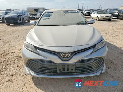 Piąte zdjęcie samochodu w środku: 2020 TOYOTA CAMRY LE VIN:4T1C11AK2LU985524 - miniatura