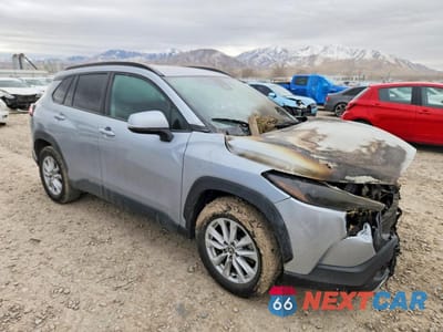 Czwarte zdjęcie samochodu z boku: 2022 TOYOTA COROLLA CROSS LE VIN:7MUCAABG8NV029797 - miniatura
