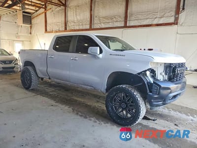 Czwarte zdjęcie samochodu z boku: 2021 CHEVROLET SILVERADO K1500 VIN:1GCUYAEF6MZ122411 - miniatura
