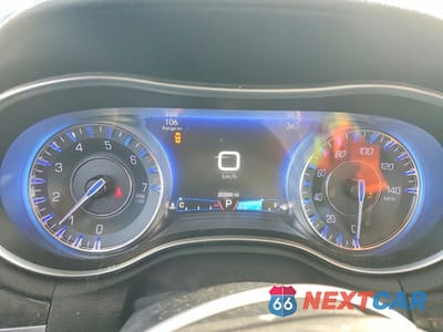 Zdjęcie 9 z 11 samochodu: 2018 CHRYSLER 300 LIMITED VIN:2C3CCAKG0JH177508 - miniatura