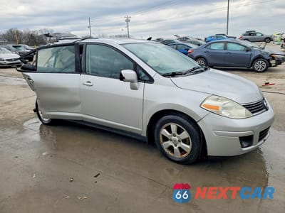 Czwarte zdjęcie samochodu z boku: 2009 NISSAN VERSA 1.8 S VIN:3N1BC13E79L424145 - miniatura