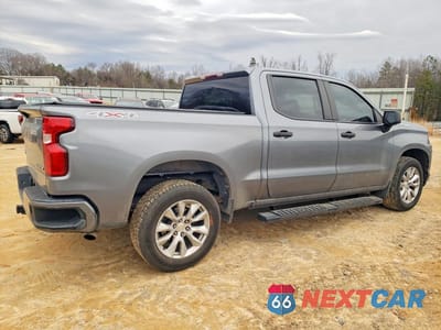Trzecie zdjęcie samochodu z tyłu: 2021 CHEVROLET SILVERADO K1500 CUSTOM VIN:1GCPYBEK7MZ173870 - miniatura