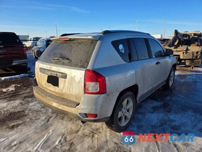 Trzecie zdjęcie samochodu z tyłu: 2013 JEEP COMPASS VIN:1C4NJCAB1DD116245 - miniatura