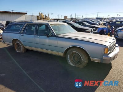 Czwarte zdjęcie samochodu z boku: 1985 CHEVROLET CAPRICE VIN:1G1BN35HX1X113618 - miniatura