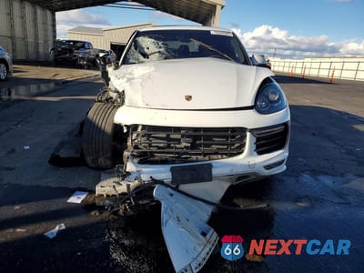 Piąte zdjęcie samochodu w środku: 2016 PORSCHE CAYENNE GT VIN:WP1AD2A29GLA80233 - miniatura