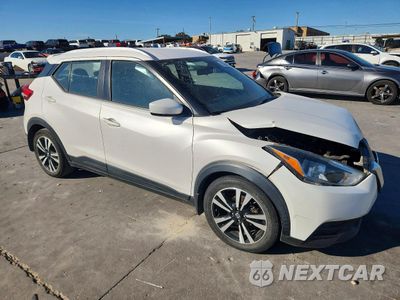 Czwarte zdjęcie samochodu z boku: 2019 NISSAN KICKS SV VIN:3N1CP5CU2KL567758 - miniatura