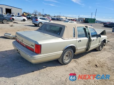 Trzecie zdjęcie samochodu z tyłu: 1997 LINCOLN TOWN CAR EXECUTIVE VIN:1LNLM81W1VY681650 - miniatura