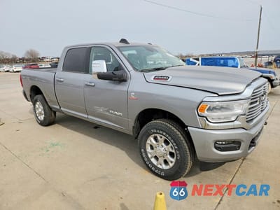 Czwarte zdjęcie samochodu z boku: 2024 RAM 2500 LARAMIE 4WD 6C TDSL CREW CAB 6.7L V8 VIN:3C6UR5FL9RG402721 - miniatura