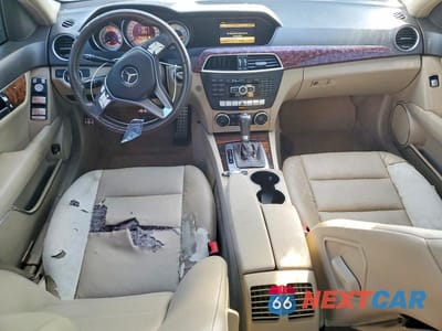 Zdjęcie 8 z 11 samochodu: 2012 MERCEDES-BENZ C 250 VIN:WDDGF4HB7CR211745 - miniatura