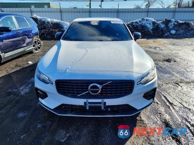 Piąte zdjęcie samochodu w środku: 2021 VOLVO S60 T5 MOMENTUM VIN:7JR102TZ9MG113437 - miniatura
