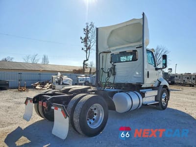 Czwarte zdjęcie samochodu z boku: 2019 INTERNATIONAL RH613 SEMI TRUCK VIN:3HSDXTZN3KN554891 - miniatura