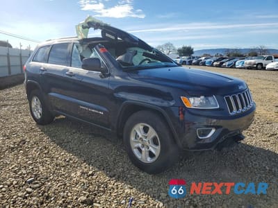 Czwarte zdjęcie samochodu z boku: 2016 JEEP GRAND CHEROKEE LAREDO VIN:1C4RJFAG5GC325495 - miniatura
