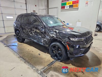 Czwarte zdjęcie samochodu z boku: 2023 JEEP GRAND CHEROKEE LAREDO VIN:1C4RJHAG5P8104493 - miniatura