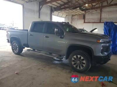 Czwarte zdjęcie samochodu z boku: 2024 CHEVROLET SILVERADO K2500 CUSTOM VIN:2GC4YME77R1123271 - miniatura