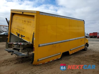 Trzecie zdjęcie samochodu z tyłu: 2023 GMC SAVANA BOX TRUCK VIN:7GZ37TC71PN003802 - miniatura