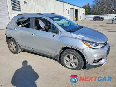 Czwarte zdjęcie samochodu z boku: 2019 CHEVROLET TRAX 1LT VIN:KL7CJLSB7KB912977 - miniatura