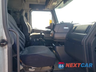 Piąte zdjęcie samochodu w środku: 2001 VOLVO VN VNL VIN:4V4NC9RJ31N307491 - miniatura