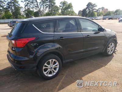 Trzecie zdjęcie samochodu z tyłu: 2019 FORD ESCAPE SE VIN:1FMCU0GD7KUB06768 - miniatura