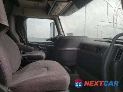 Piąte zdjęcie samochodu w środku: 2022 VOLVO VN SEMI TRUCK VIN:4V4NC9EH3NN304731 - miniatura