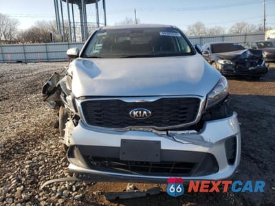 Piąte zdjęcie samochodu w środku: 2019 KIA SORENTO L VIN:5XYPG4A39KG451628 - miniatura
