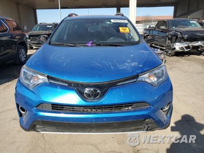Piąte zdjęcie samochodu w środku: 2017 TOYOTA RAV4 XLE VIN:JTMRFREV8HD212244 - miniatura