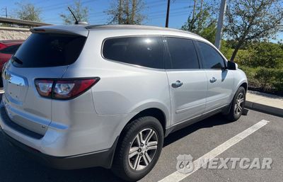 Czwarte zdjęcie samochodu z boku: 2017 CHEVROLET TRAVERSE LT VIN:1GNKRGKD9HJ292607 - miniatura