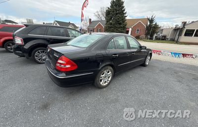 Czwarte zdjęcie samochodu z boku: 2005 MERCEDES-BENZ E 320 4MATIC VIN:WDBUF82J85X167076 - miniatura