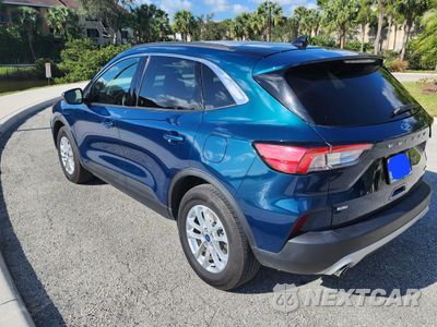 Trzecie zdjęcie samochodu z tyłu: 2020 FORD ESCAPE SE VIN:1FMCU9G60LUA09015 - miniatura