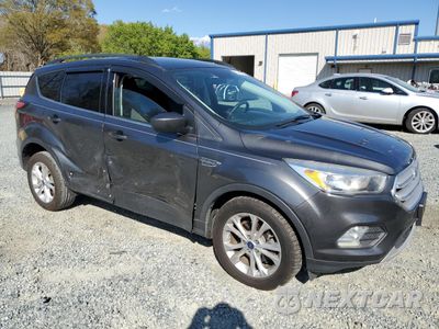 Czwarte zdjęcie samochodu z boku: 2018 FORD ESCAPE SE VIN:1FMCU0GD5JUA79715 - miniatura