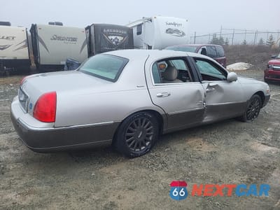 Trzecie zdjęcie samochodu z tyłu: 2003 LINCOLN TOWN CAR SIGNATURE VIN:1LNHM82W23Y676796 - miniatura