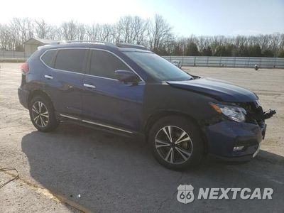 Czwarte zdjęcie samochodu z boku: 2017 NISSAN ROGUE SV VIN:5N1AT2MV0HC816631 - miniatura
