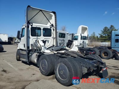Trzecie zdjęcie samochodu z tyłu: 2024 FREIGHTLINER CASCADIA 126 SEMI TRUCK VIN:3AKJHLDV4RSUY3201 - miniatura
