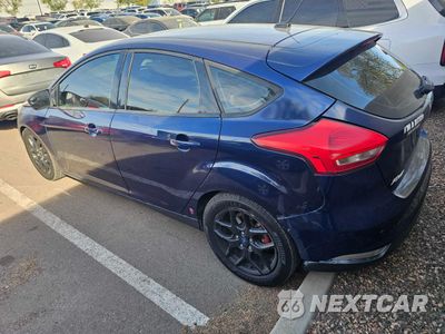 Trzecie zdjęcie samochodu z tyłu: 2016 FORD FOCUS SE VIN:1FADP3K29GL340498 - miniatura