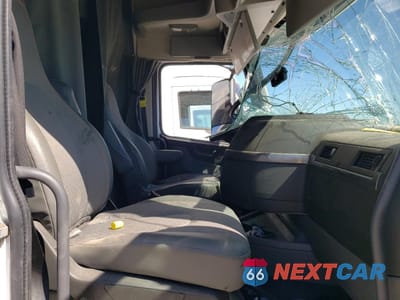 Piąte zdjęcie samochodu w środku: 2023 VOLVO VNL SEMI TRUCK VIN:4V4NC9EH6PN340710 - miniatura