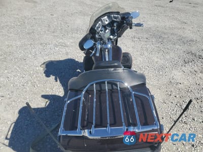 Zdjęcie 6 z 9 samochodu: 2010 HARLEY-DAVIDSON FLHTK VIN:1HD1KEM18AB648978 - miniatura