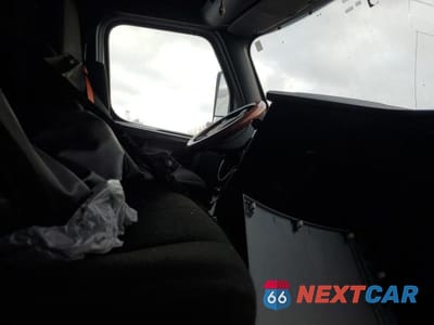 Piąte zdjęcie samochodu w środku: 2018 FREIGHTLINER CASCADIA 126 SEMI TRUCKS VIN:3AKJHHDR6JSJX4446 - miniatura