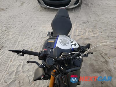 Piąte zdjęcie samochodu w środku: 2021 YAMAHA MT09 D VIN:JYARN72E4MA000430 - miniatura