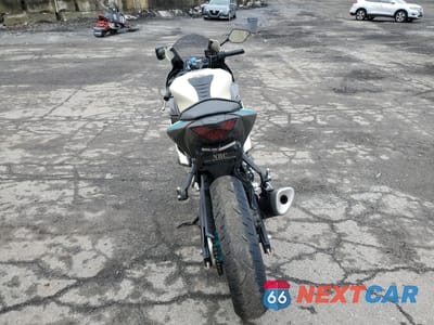 Czwarte zdjęcie samochodu z boku: 2024 YAMAHA YZFR3 A VIN:MH3RH18Y9RK013896 - miniatura