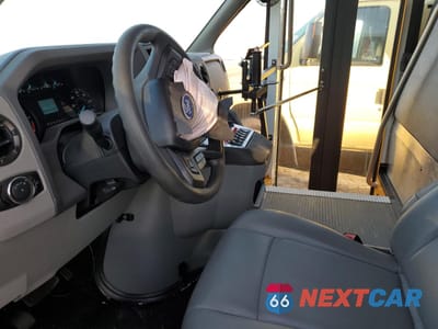 Piąte zdjęcie samochodu w środku: 2025 FORD ECONOLINE E450 SUPER DUTY CUTAWAY VAN VIN:1FDFE4FN7SDD14600 - miniatura