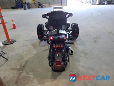 Czwarte zdjęcie samochodu z boku: 2015 CAN-AM SPYDER ROADSTER F3 VIN:2BXRDDD25FV003335 - miniatura